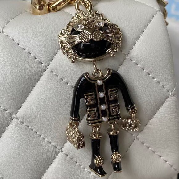 Classic CHANEL Bag: A Stylish and Versatile Choice for Elegance - Picture 6 of 6